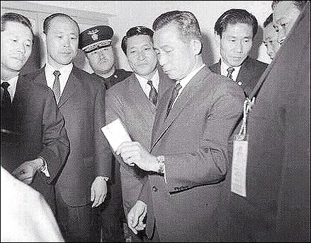 1968년 처음 발급된 주민등록증을 박정희 전 대통령이 수령하고 있다.